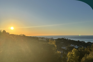 Zonsondergang over de Golf van Saint-Tropez gezien vanaf de heuvels